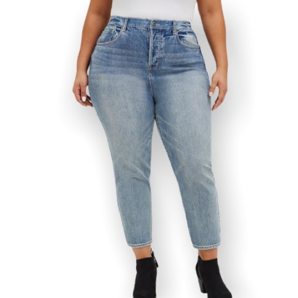 Torrid 24 Short NWOT Light Wash Tapered Women’s Jeans, Button Fly, Whiskered